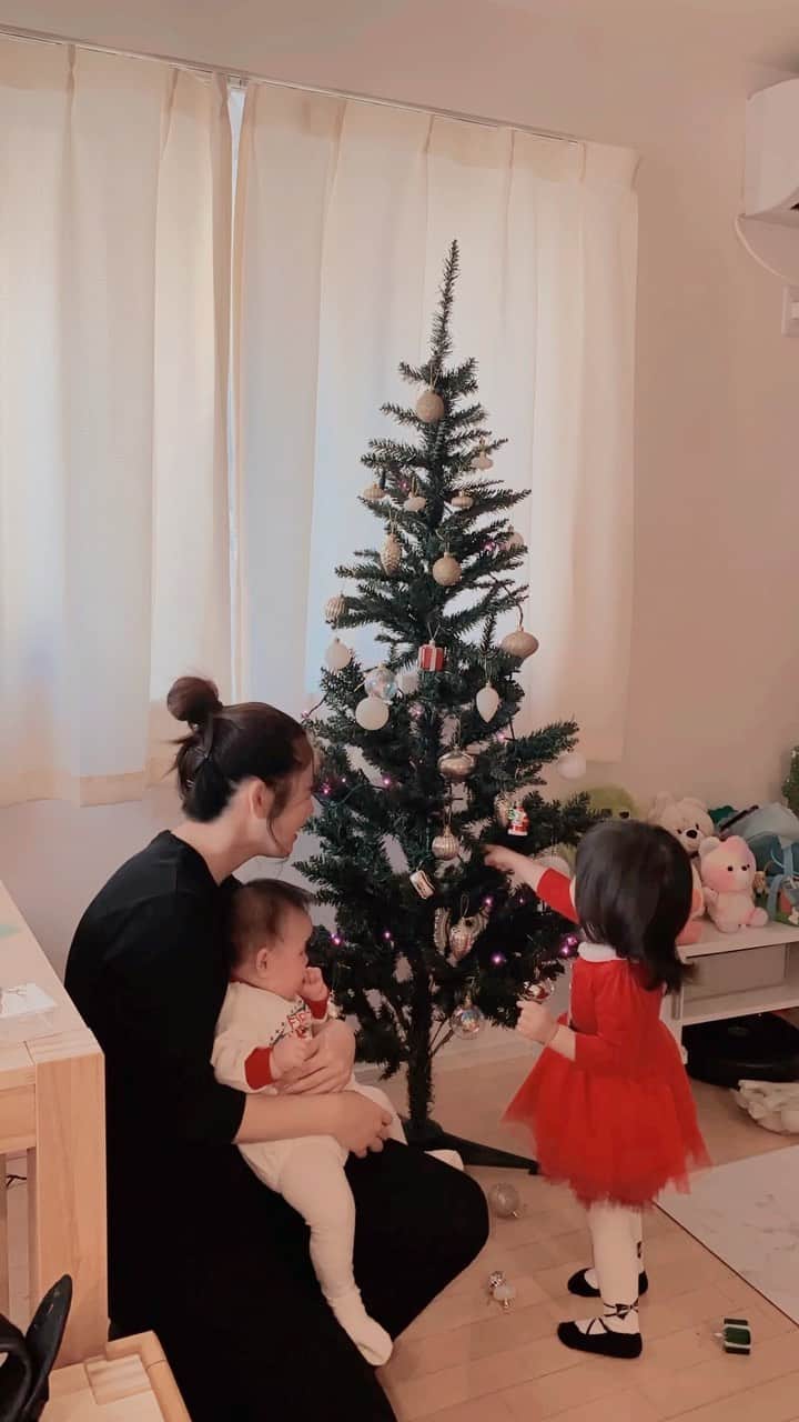 りかみし（みしまりか）のインスタグラム：「25日当日に出しましたツリー🎄 点灯したらすごい喜んでいた👧🏼 早く出さずにごめんよ😂  #クリスマス #ツリー🎄」