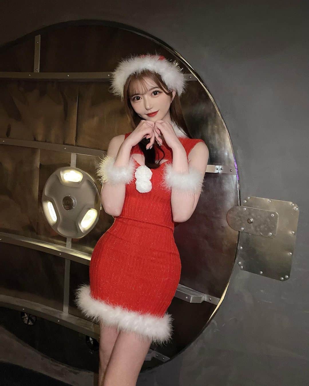 のインスタグラム：「にんまり🎅🍷  #クリスマス  #クリスマスパーティー  #クリスマスコスプレ  #サンタコスプレ  #サンタコス  #サンタ  #渋谷カフェ  #渋谷  #渋谷シーシャ  #コスプレ女子  #コスプレ」