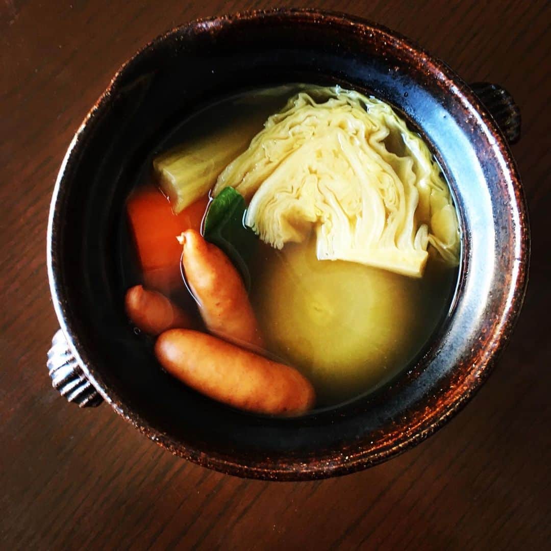 志摩有子さんのインスタグラム写真 - (志摩有子Instagram)「土鍋で熱々ポトフ。牛スネ肉にシャウエッセンもプラス。コトコトとろ火で煮ることで濁らず透き通ったスープに仕上がる。旨みをたっぷり含んだ野菜がまた美味しい。途中でスープかけご飯に。  @dorakugama」12月26日 12時46分 - ariko418