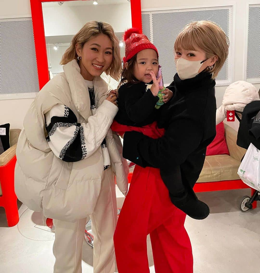 宮下美恵のインスタグラム：「❤️🎄お疲れ様会🎄❤️ 大好きな @__segur.__  @su_do___  のお疲れ様会へお邪魔させて頂きました🥰  ディレクターannaさん @12anna23 を筆頭に、皆様オシャレはもちろん！ 優しさに溢れた方々ばかりで、 だからこんなにも素敵な商品ばかりなんだなぁ❤️なんてしみじみ感じた時間でもありました☺️✨  annaさん❤️ 改めてお誕生日おめでとうございます🎉🎉🎉  そして皆様、りったんとたーくさん遊んでくれてり、プレゼントもくれたり、お気遣い本当にありがとうございました🥹❤️  また沢山遊びに行かせてください❤️  画像のロゴニットは新作です🤍🖤 可愛いよねー😍 これから発売の新作も含め、沢山購入した😍😍ちなみにね、annaさんが着用してるベストもパンツもよ😍😍」