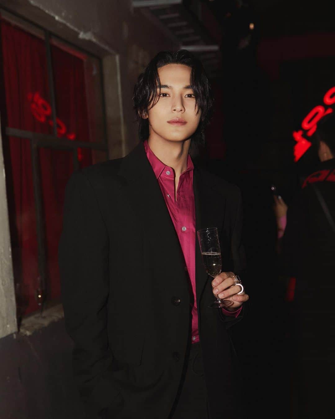 ミンギュのインスタグラム：「🥂 #우영미 #wooyoungmi #스무살우영미 #광고」