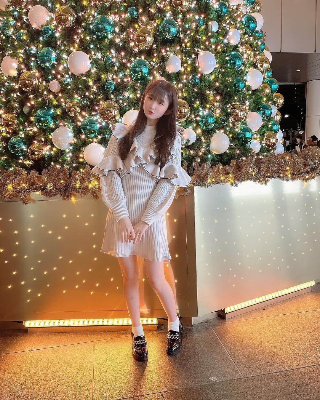 出雲やえのインスタグラム：「こう前行ってきた🎄✨  #出雲やえ #やっちん #全身 #ホワイトコーデ #クリスマス #赤 #緑 #キラキラ #ワンピース #ツリー」