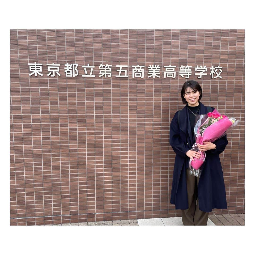 のインスタグラム：「12/21(水)第五商業高校さんへ🏫 "子供を笑顔にするプロジェクト"で行ってきました🌻  講演と実演を…とリクエスト頂いていましたが、プールではなく体育館ではこれと言ってお見せ出来るものがないのが競泳選手のツライところ、、（笑）  でも、季節的にも寒くて身体が冷えていたので、この日は実際に私も現役選手時代に行っていた陸上トレーニングを、その場で出来るものだけピックアップして、紹介させて頂きました🙌 みんなで身体を動かして、じんわり温かくなったので(私は汗かいてました)、身体も心も少しほぐすことが出来たのかその後の質問が止まらず、、たくさんの生徒さんが手を挙げてくれました🙇‍♀️✨  たくさんの笑顔が見られたので、ホッとしました☺️🌸 五商の生徒の皆さん、先生方、ありがとうございました🙏  #第五商業高校 #講演と実演  #子供を笑顔にするプロジェクト」