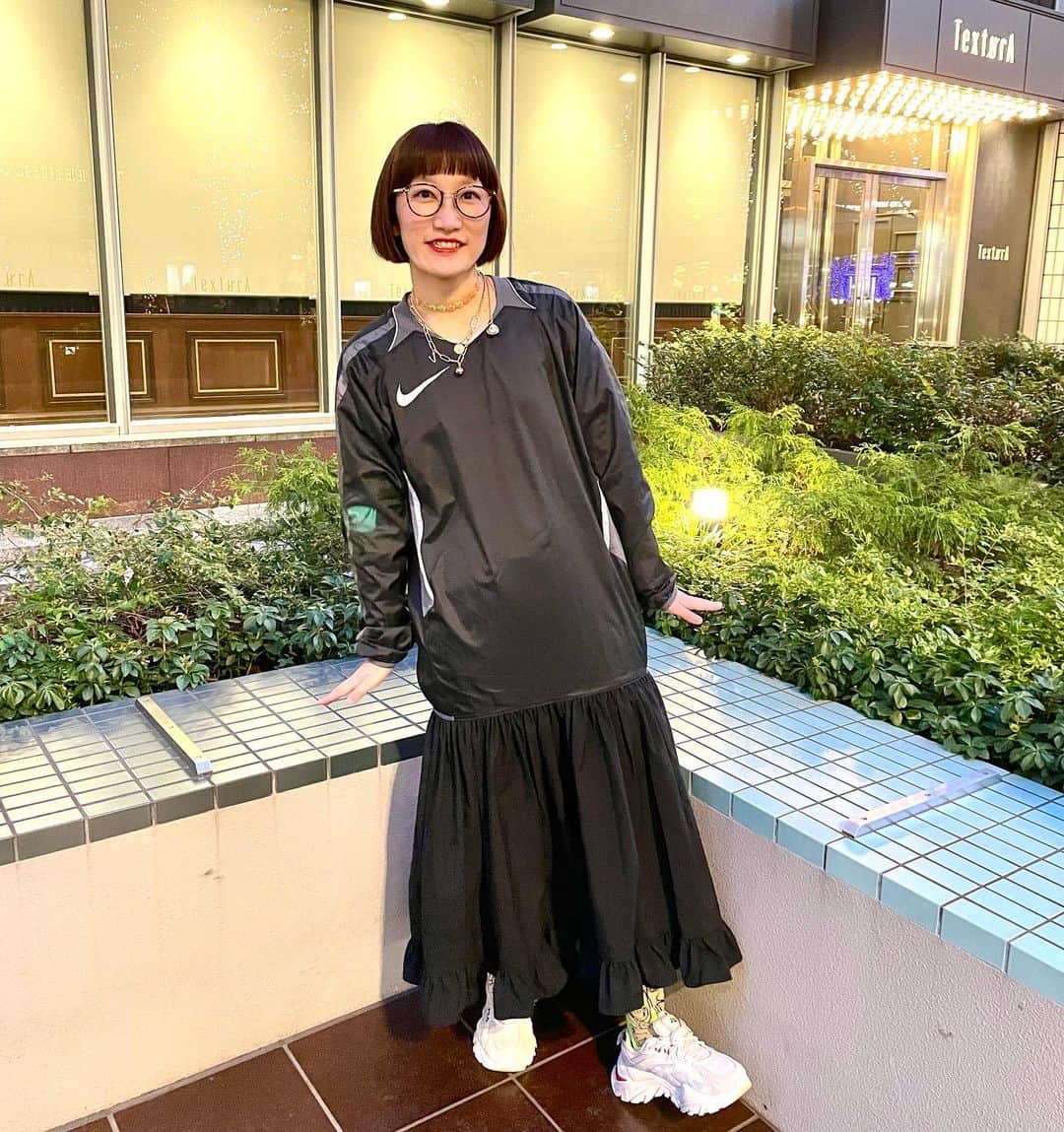 松浦志穂のインスタグラム：「めちゃcoolなリメイクワンピース👗と靴下🧦 上半身は外の運動部が着てたようなNIKEジャージ。 靴下はビンタしてるウィル・スミス🤚😳 個性的な物は良いよなぁ〜  ワンピース @microwave__official  @microwave_tokyo   靴下 @psycho_joy」