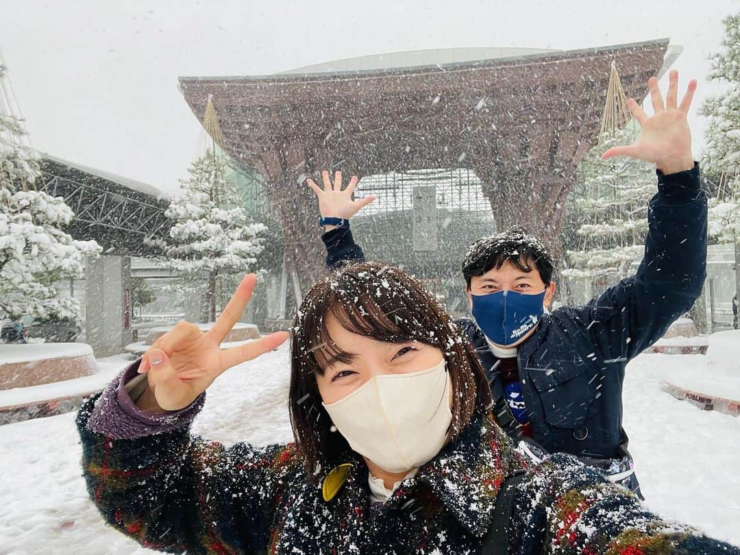 中家佐奈のインスタグラム：「【金沢編】金沢〜富山旅  雪・雪・雪☃️  金箔🍦は寒すぎて断念🥲 想像通りのテンションで1日目終了。  サプライズで飾り付けを用意してくれてたようだけど、計画が崩れたようで公開飾り付け笑 荷物がパンパンだった理由🎅🏼笑  必死に飾り付けしてくれてた！笑 こんなことが出来るなんて成長したでしょ！！笑  ありがとう♡  🎄✨ . #金沢 #近江町市場 #食べ歩き #能登牛たくみ #金箔珈琲 #近江町珈琲 #郵太郎 #サプライズ #Christmas」
