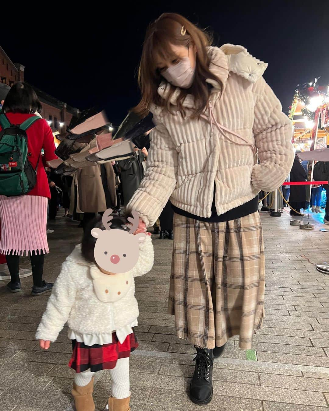 野田彩加さんのインスタグラム写真 - (野田彩加Instagram)「Christmas market行った時の🎄 初めて行ったけど、やっぱりChristmas雰囲気って最高でした❤️💚  👧最初は抱っこちゃんだったけど、雰囲気に慣れたら歩きたーい！！ 帰りろうと出たら、まだ帰りたくない！！中に戻りたいと泣いてました🥹！！！  #merrychristmas #christmas #christmastree #赤レンガ倉庫 #子連れおでかけ #snowman #ココア」12月26日 13時53分 - aya.205