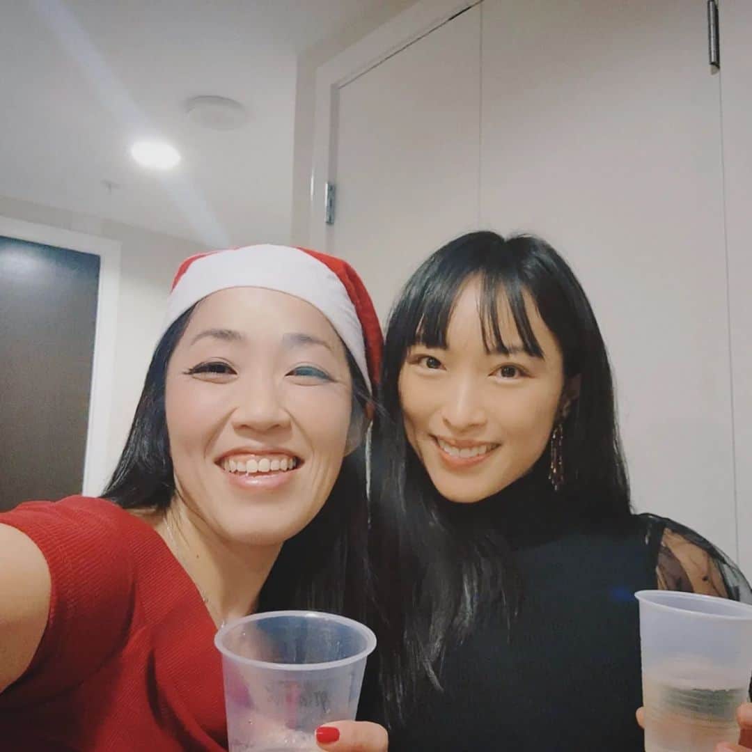 鈴木みほのインスタグラム：「Maki Santa! Happy Holidays everyone 🥂」