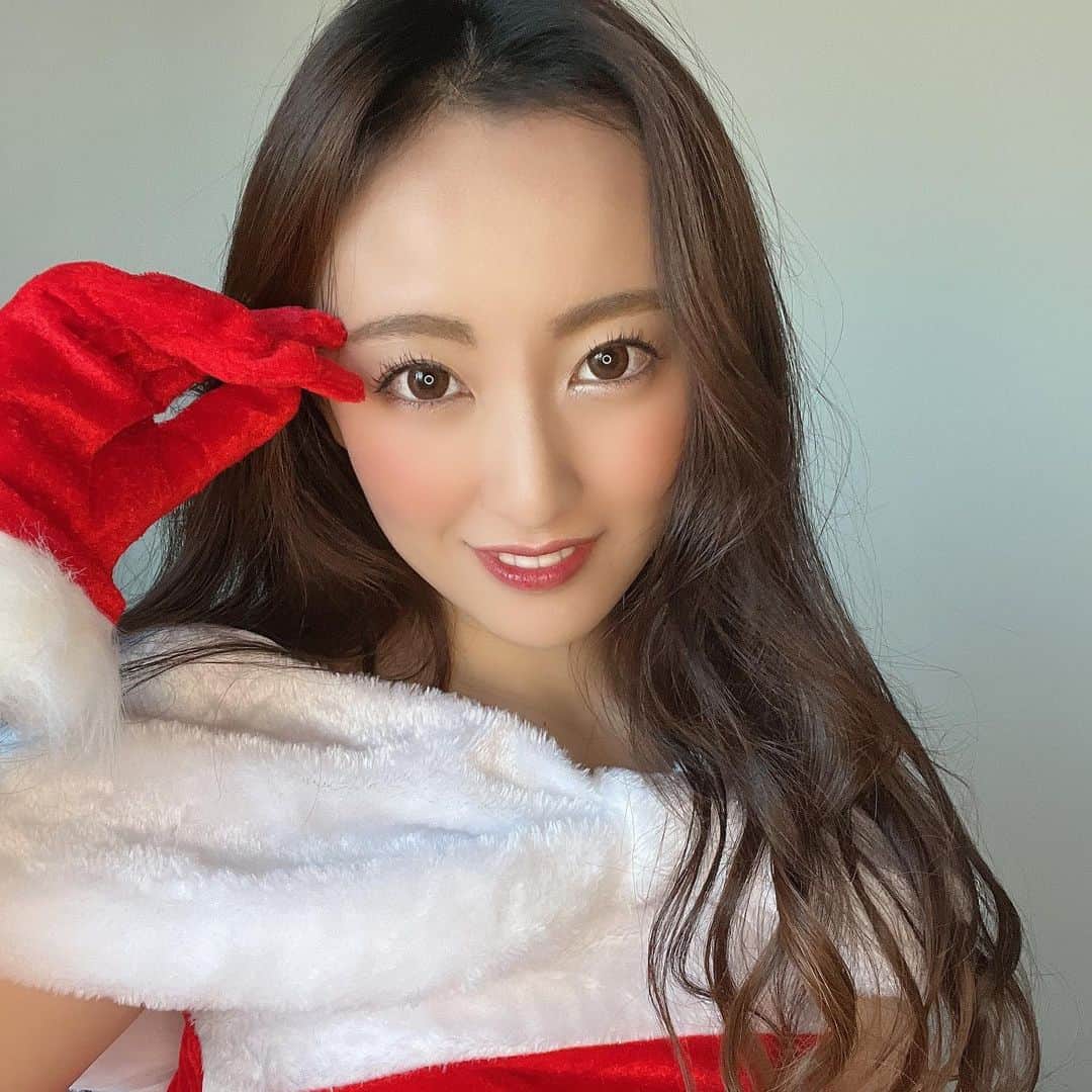 福野来夢のインスタグラム：「お久しぶりです😘💕 最後の投稿からとんでもなく時間が経ってたあ😇 私も息子👶もぺろりん🐶も 相変わらず元気に過ごしてます🌷 昨日は家族みんなでサンタさんに🎅 32年間生きてきて初めて気付いたことが、、 私、サンタ帽が似合わないってことをっ‼️🤣🤣🤣 20代の時はライブやイベント、プライベートでも 色んなサンタ着てきたんだけど、、よく考えたら サンタ帽被った事なかったの🤣 と言う報告でした🫡❤️  息子は一歳半になり、 電車🚃とわんちゃん🐶が好きすぎて 電車『しゃ！しゃ！』わんちゃん『わんわん』は 言うのですが、、泣く時しかママって言ってくれず 寂しいママです🥺 ぺろりん🐶はすこーしずつ👶に 心を開いてきたような、、きてないような、、💓  . #何ヶ月ぶり投稿 #何年ぶりサンタさん #私の生存報告 #サンタさん来ましたよ」
