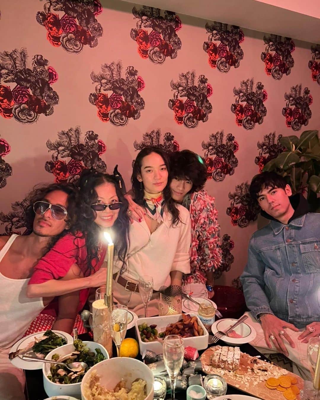 のインスタグラム：「MERRY CHRISTMAS 🎄❤️‍🔥🎅🏼🍾 From my Tokyo family 🥰 I used to always go to @babymaryfaline ‘s place for Xmas dinner years ago to eat @_jt ‘s and Mary’s food❤️ My heart is warm we get to do it again ❤️‍🔥」