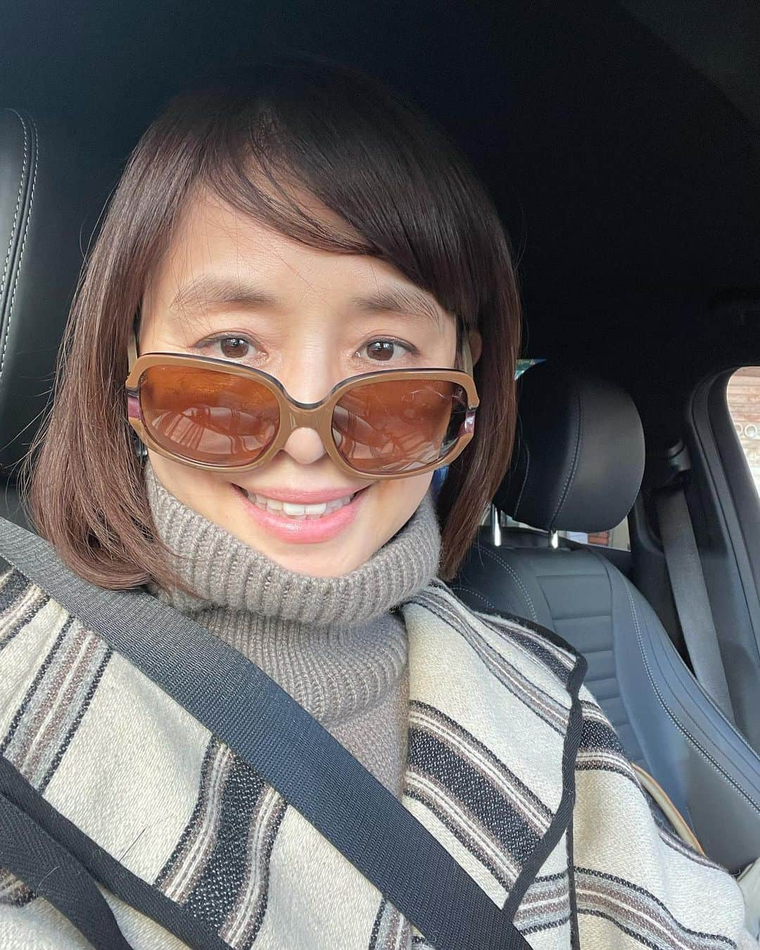 石田ゆり子のインスタグラム：「運転する時 サングラスをかけるように なりました。 本を読む時 リーディンググラスがないと 字が見えません。 そして、ラインで喧嘩をするほど 不毛なことはありません。 売り言葉に買い言葉。 リハックのひろゆきさん並みに 論破したいけどできません。 成田さんみたいにズバッと 核心ついた面白いことも言えない。 そしていろいろ、反省しています。。心の狭いわたし。 良いお天気です。 美味しいもの食べて 自分を励ますことにします。 反省の多い今日この頃 わたしは本当に未熟者です。 #サングラスは昔のマルニ🕶」