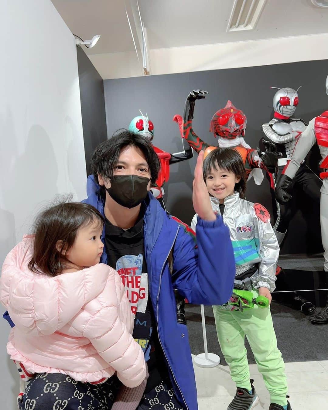 アレクサンダーのインスタグラム：「仮面ライダー展に来ました^_^ カゲトラは仮面ライダーアマゾンがお気に入りみたい^_^w  #仮面ライダー」