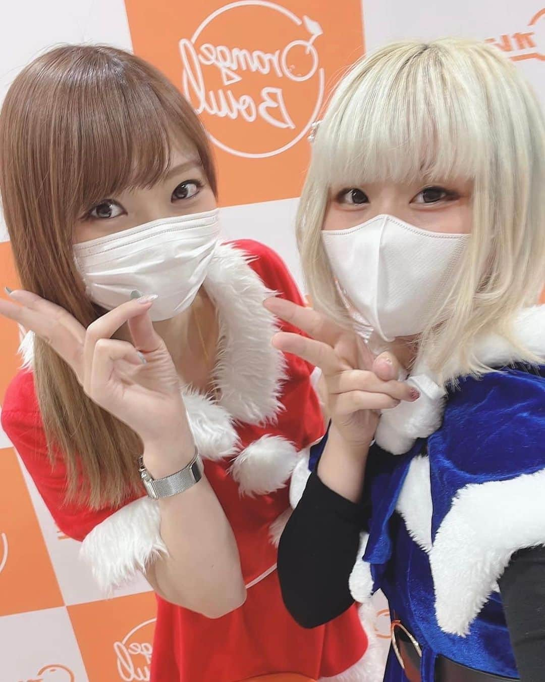 本間成美のインスタグラム：「🎄メリークリスマス🎄でした✨  オレンジボウル様でさわでぃーと皆さんと過ごしたよ🤗🍊 今年も毎月たくさんのご参加ありがとうございました❣️ 来年は2月から毎月伺う予定です💛  楽しすぎて帰る時寂しかったー🥹🍊  さわでぃーが描いてくれたTシャツ絶賛発売中です❗️  年内は29日アイキョーボウル、30日北小金ボウル様で仕事納め‼︎ 残り1週間楽しく過ごしましょう😘  #メリクリ」