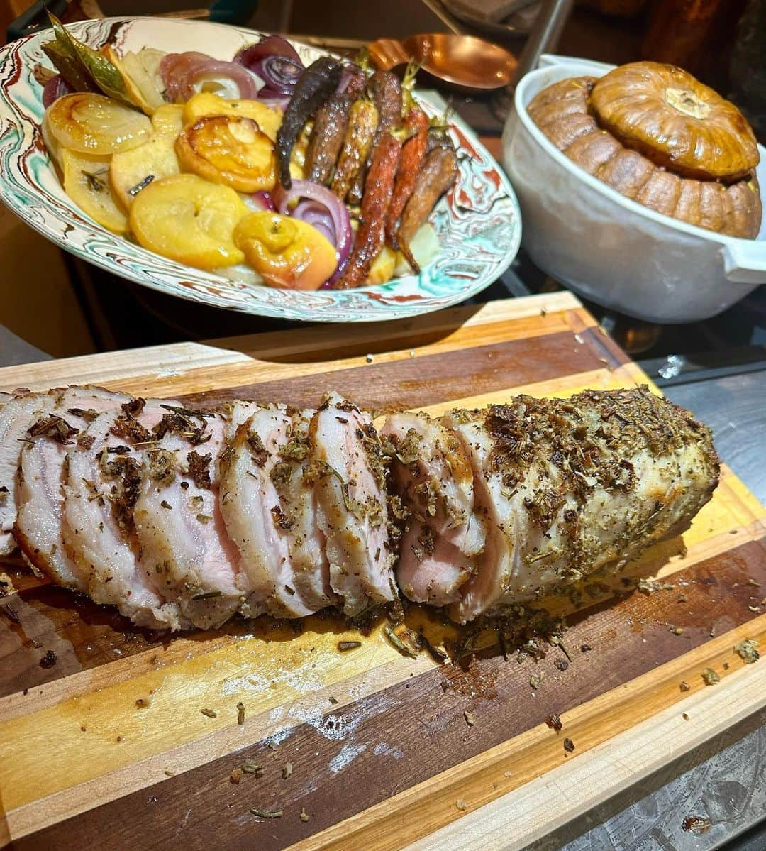 レイチェル・レイのインスタグラム：「Our Small Christmas 🎄 Supper for 5: Fruit and nut rice pilaf in roasted pumpkin with vadovan spice + roast pork loin w calvados fennel and herbs. Roasted apples and onions w white wine and thyme +  roasted rainbow carrots with chestnut honey. And, of course… ✨Pan gravy ✨  Not pictured: Maria’s giant cream puffs… devoured too fast!   A very Merry Everything 😘」