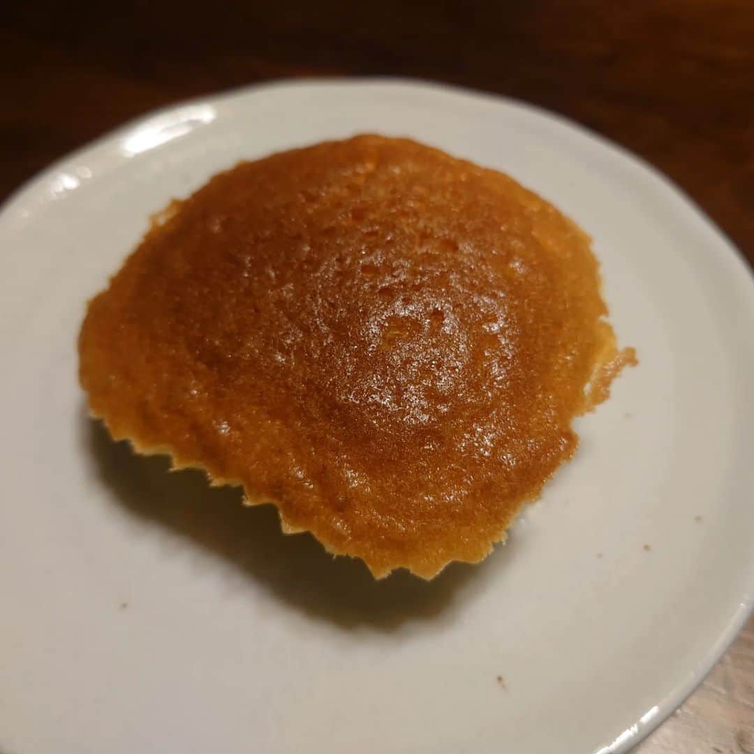 田畑祐一のインスタグラム：「あ！クリスマスケーキ食べてなかった！🎂🍾ということで冷蔵庫の中をゴソゴソと探して、あるもので作りました、マドレーヌ（笑）粉はホットケーキミックス。あとはバターと砂糖と卵。いつまでもクリスマスを引きずる男・・・🎄」