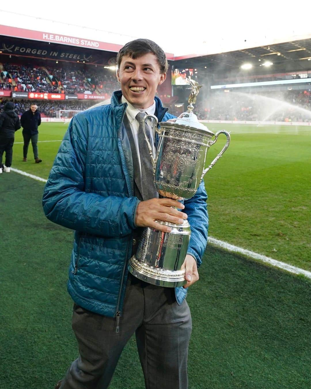 マシュー・フィッツパトリックのインスタグラム：「Great to be back home in Sheffield and visit the Lane with the US Open trophy today! Made even better with 3 points for Dem Blades! ⚔️」