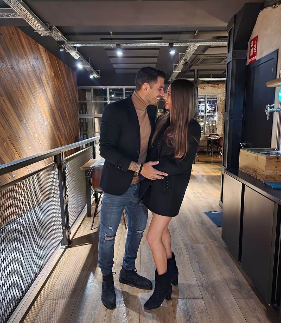 アウグスト・フェルナンデスのインスタグラム：「9 añitos del “SI, QUIERO”. Te amo @jesicaalmada 💍❤️」