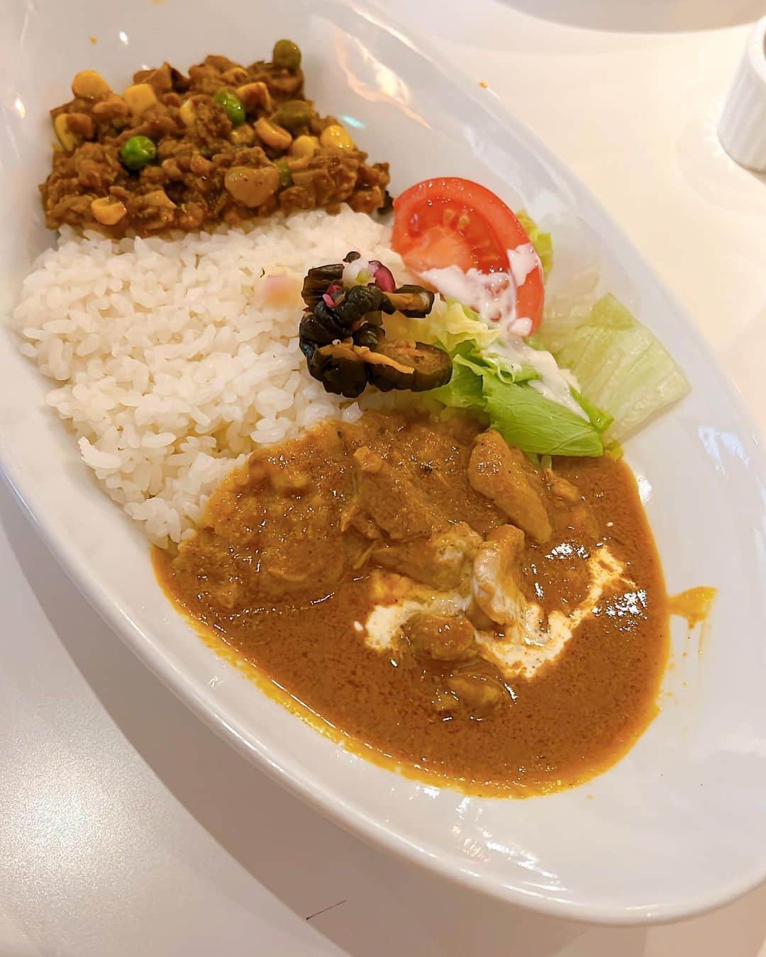吉村美紀のインスタグラム：「今年最後のBlakes-GHEEのカレー^_^ いつものメンバーで集まれてよかった！ カレーからのロンハーマンでのお茶のお決まりのコースです。 楽しかった〜  5枚目写真はみきちゃんのオシャレメガネの借りてかけてみました！可愛いメガネ欲しいなぁー  みんな美味しいお土産もありがとうね！  #Blakes #カレー #ロンハーマン」