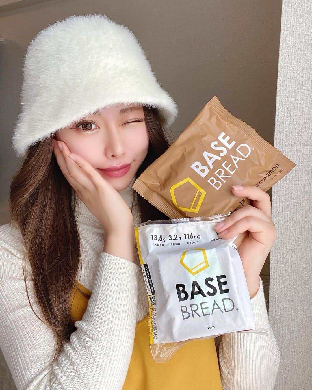 のインスタグラム：「朝はいつもバタバタしてるから なかなかゆっくり朝ごはん食べれないけど コンビニでささっと買えて 1食2袋でサラダチキン100gよりもたんぱく質が多く含まれている ベースブレット食べてる🍞  1食当たり320円〜だからコンビニで栄養バランスを考えて食事選ぶより安いしコスパがよくて本当最高...  チョコ味は罪悪感の少ないおやつとして食べてる🤤♡  @basefood_tokyo  #BASEBREAD #BASEFOOD #ベースブレッド #ベースフード #食物繊維 #たんぱく質 #体質改善 #全粒粉 #PR」