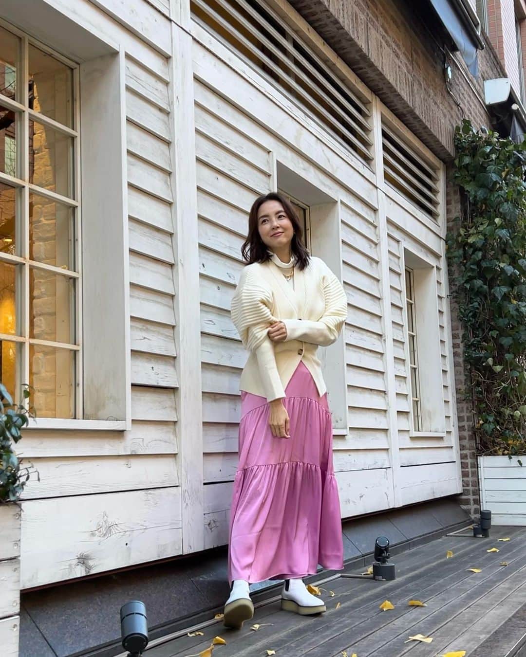 吉村美紀さんのインスタグラム写真 - (吉村美紀Instagram)「今日着ていたお洋服は前田ゆかちゃんのコラボのお洋服！ 大人可愛いピンクのスカートがお気に入り。 カーディガンの袖がボリュームあるデザインでとっても可愛いです！  @maeyuka   @cbp.tokyo   色違いの黒いカーディガンも買いたいなと思うほど使える〜  #cbp_tokyo  #maeyuka コラボ」12月26日 18時08分 - lespros_miki