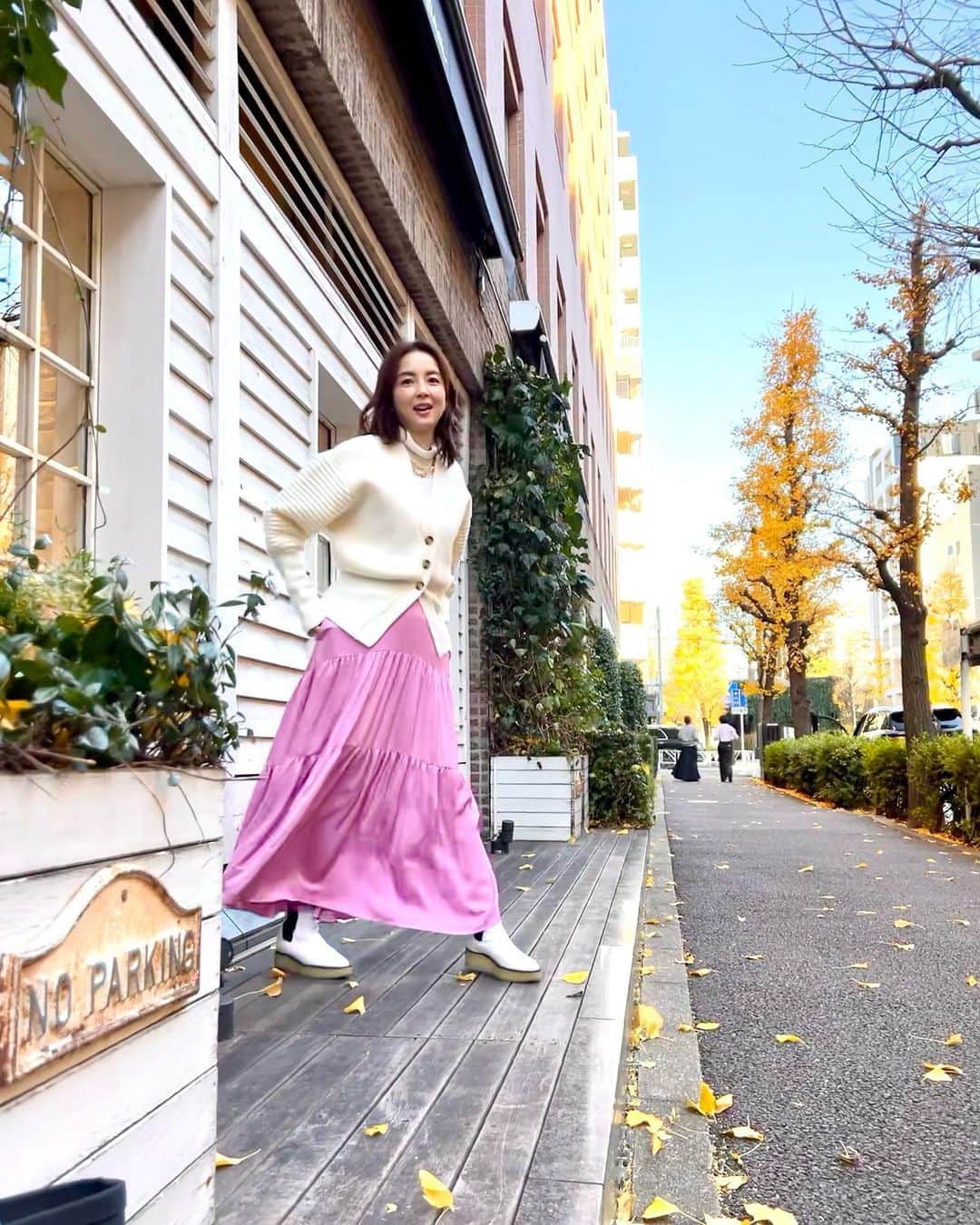 のインスタグラム：「今日着ていたお洋服は前田ゆかちゃんのコラボのお洋服！ 大人可愛いピンクのスカートがお気に入り。 カーディガンの袖がボリュームあるデザインでとっても可愛いです！  @maeyuka   @cbp.tokyo   色違いの黒いカーディガンも買いたいなと思うほど使える〜  #cbp_tokyo  #maeyuka コラボ」