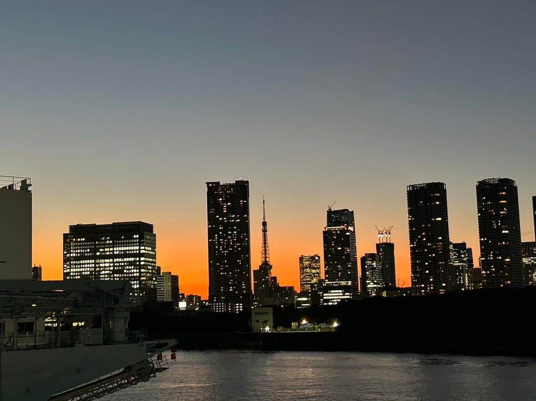 夕暮れに、手をつなぐのインスタグラム：「🌆🗣️ #今日の夕暮れ  今日も寒い中、みんなでポケットにカイロをたくさん入れて撮影頑張っています！  寒いですが、空気が澄んでいるので 綺麗な映像が撮れています🎥  寒い日々が続きますが、 みなさんも暖かくしてお過ごしください☺️  #夕暮れに手をつなぐ」