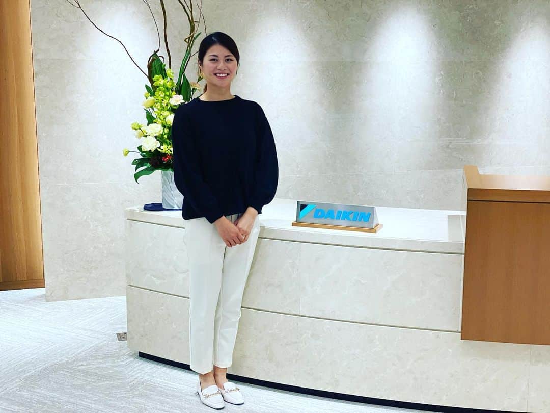 新垣比菜のインスタグラム：「⁡ ⁡ 所属先のダイキン工業様へシーズン報告に行きました😊 ⁡ プロデビュー時からサポートいただきありがとうございます！ ⁡ 開幕戦のダイキンオーキッドレディスは沖縄で行われます。 ⁡ 皆さん是非、観戦に来てください💕 ⁡ ⁡ #エアコンはダイキン #新垣比菜 #JLPGA #女子プロゴルフ #沖縄 #okinawa #ダイキン工業 #マンシングウェア #munsingwear #テーラーメイド」
