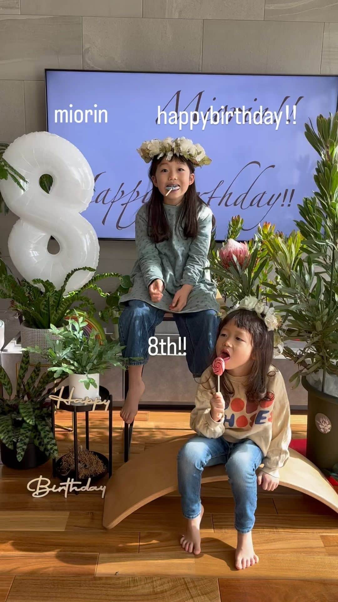 kyokkyのインスタグラム：「ミオリン誕生日でした🎉おめでとう🎉㊗️🎉 どーしてもクリスマスの次の日で毎年私がお祝い不足かなと不安になり🫤消化不足です。 ちゃんとお祝いしたいけどまとめて~になるよね~🐶💕でも写真だけは撮っとこと思って撮影風景動画も撮って見た☝🏻💕写真もアップしたい❣️しよう❣️  そ、そ、ちょうどプロテアが暴風雪の日に玄関に入れてたのを引っ張って来て撮ったー❣️かわいい😍💕去年の写真にも写ってる植物が1年でこんなに育っててミオリンも心も身体も成長しているんだよな〜って思った〜コレからも優しいミオリンでいてね🙆🏼‍♀️💕これからも抱っこできるまでずっとギュッと抱っこしよっと👩‍🍼😂７歳最後の夜に約束ムービー撮った😂反抗もして来るし宿題も大変でお互いはらかくときもあるけど😂仲良く元気で過ごそーね🎂本当に本当に8歳おめでとう🎊」
