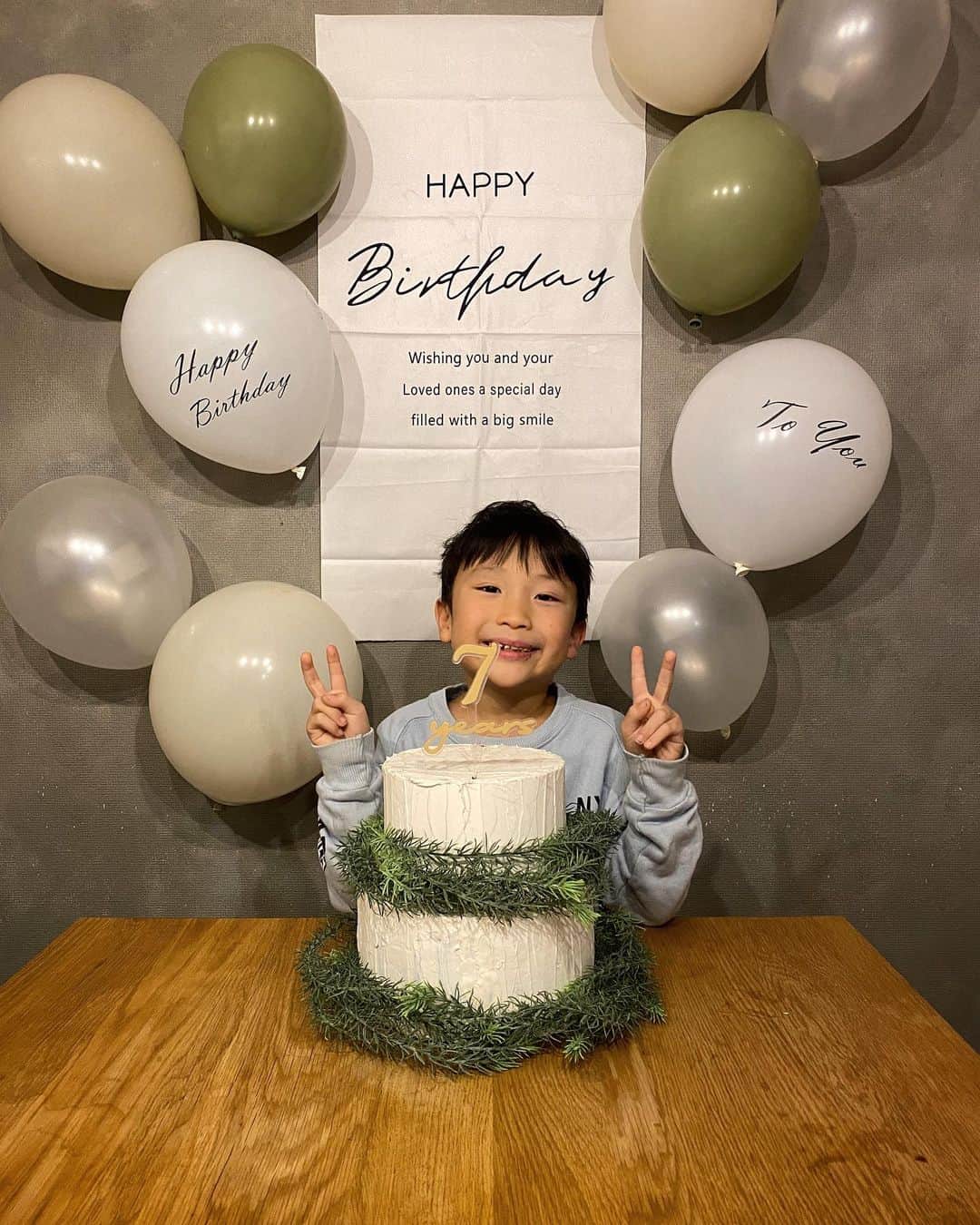 rats1316のインスタグラム：「・ ❄️Happy Birthday はる❄️  今年は小学校に入学して、漢字検定にチャレンジしたり自由研究がコンクールに入選したり、キラキラしたはるを沢山見ることのできた1年だったね💫  7歳のはるも自分のペースでやりたい事にどんどんチャレンジしていってね💪🏼ママと一緒に頑張ろう😉 ・ ・ ・ #1226#happybirthday#hbd#誕生日#札幌ママ#北海道ママ#三児の母#7歳#三兄弟ママ」