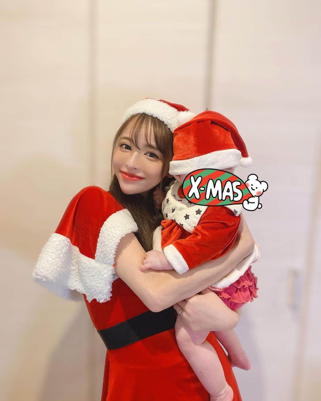 ririのインスタグラム：「今年のChristmasも 終わっちゃったねぇ☺️💕 みんなはどんなChristmasを 過ごしたの🍗🎅🎂❓❓❓  あたしは、 可愛い可愛いちびサンタ🤶を 確保して💕 可愛い可愛いトナカイ2人を 確保して🔔 リボン🎀はツリーに🎄 変身させて🤣💫  にぎやかなクリパ🎄🏠✨を 仲良し家族の @sakikichi1201 たちと (もはや親戚🤣👍) 過ごせて2022年 最後の最後まで 楽しい思い出ができたよ📚⭐️  もういよいよ残りわずかだね🥹 まだ振り返るには はやいけどなんだか いろいろ変化の年に なったなぁぁぁ💕🙈💕  ３１日まできっちり❤️ 頑張ろうね💪🐸  #love #xmas #クリスマス #クリパ #クリスマスパーティー」