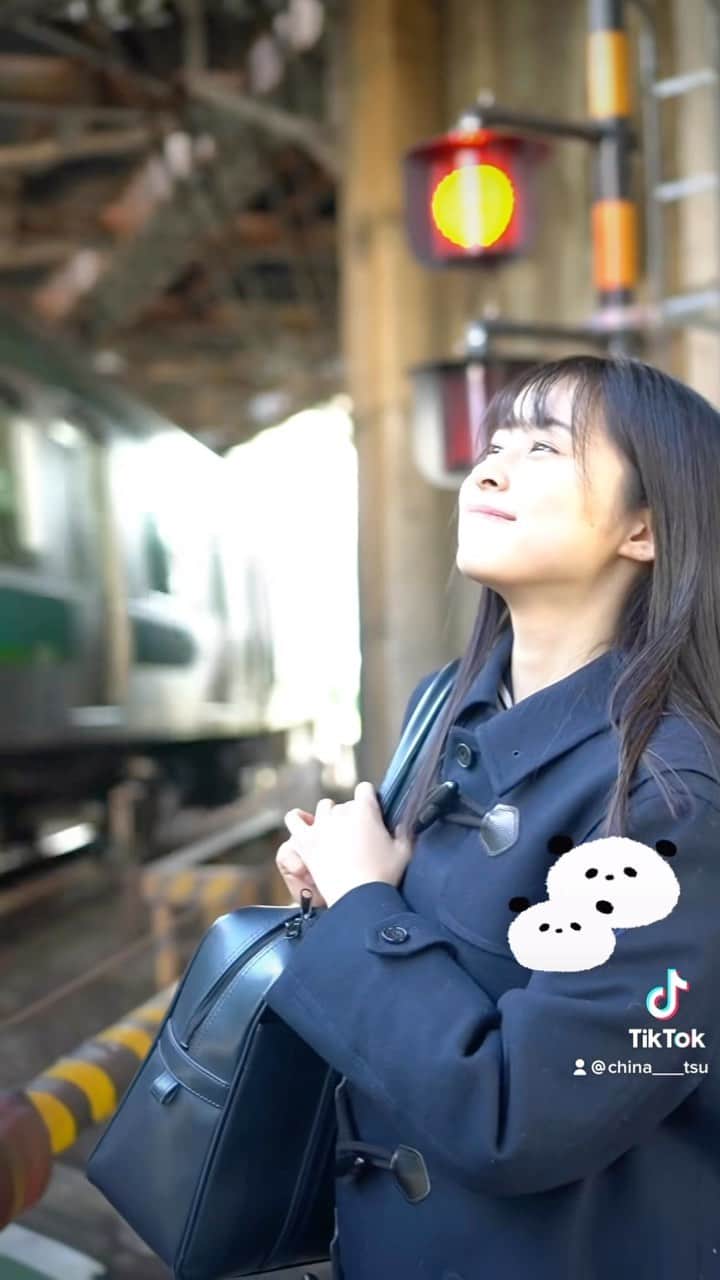 のインスタグラム：「こんばんは。  TikTokにも載せたのですが、 お気に入りなのでインスタにも投稿させてください☺︎  I also posted it on TikTok, I like it so please let me post it on Instagram too ☺︎  #制服#セーラー服#jk#高校生#女子高校生#jk2#05#05line #17歳#17yearsold #電車#train #japan#japangirl #japanesegirl #foryoupage #fyp」