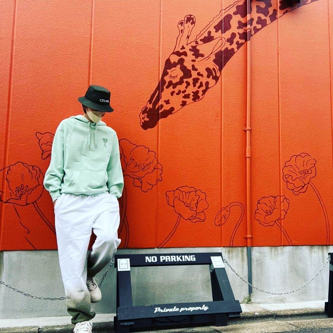 小野健斗さんのインスタグラム写真 - (小野健斗Instagram)「このスウェットパンツを履いているとたくさんの方にどこのブランドと聞かれるのでお伝えしときます😊かわいいよ〜👍👍👍 タップしてみて🥺  #pieceofhuman」12月26日 19時36分 - kento_ono