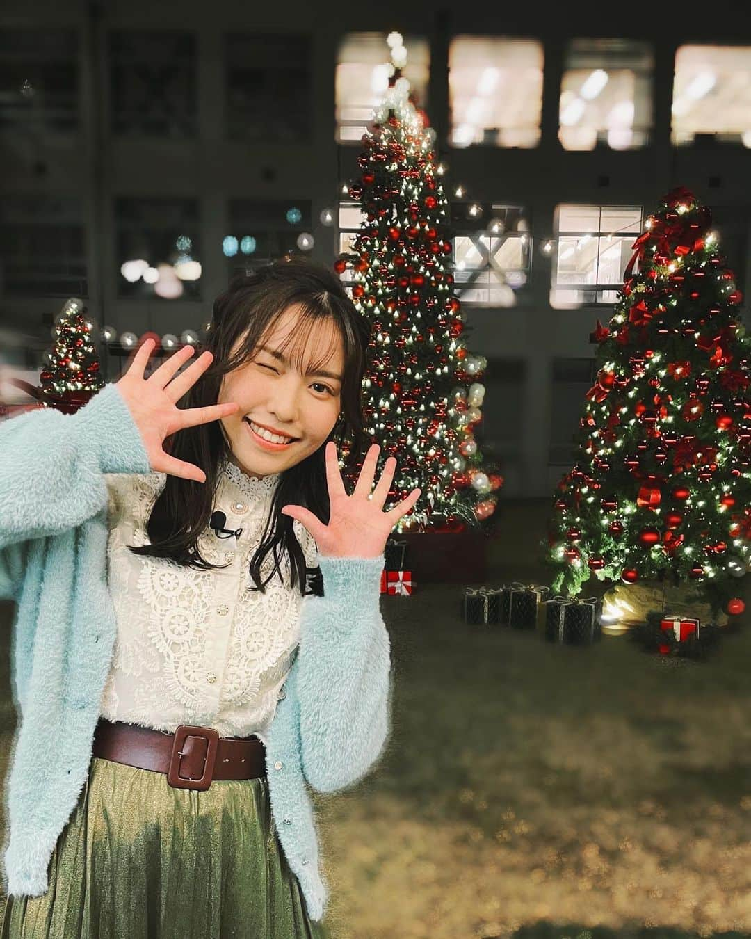 春名風花さんのインスタグラム写真 - (春名風花Instagram)「せっかくマネージャーさんに クリスマスっぽい写真撮ってもらったのに 忘れてましたあああ！！！🎅🎄 ⁡ みなさまのところに サンタクロースは来ましたか？ 僕は25日は漫才のお仕事だったので 笑いというプレゼントを配る側になれました笑 とっても楽しかったああ🌸 ⁡ これで今年はほぼ仕事納めなので 年末はゆっくり過ごしたいなと思います☕️ お掃除とお掃除とお掃除もがんばるぜ ⁡ #春名風花 #クリスマス #漫才 #年末」12月26日 19時38分 - harunafuka