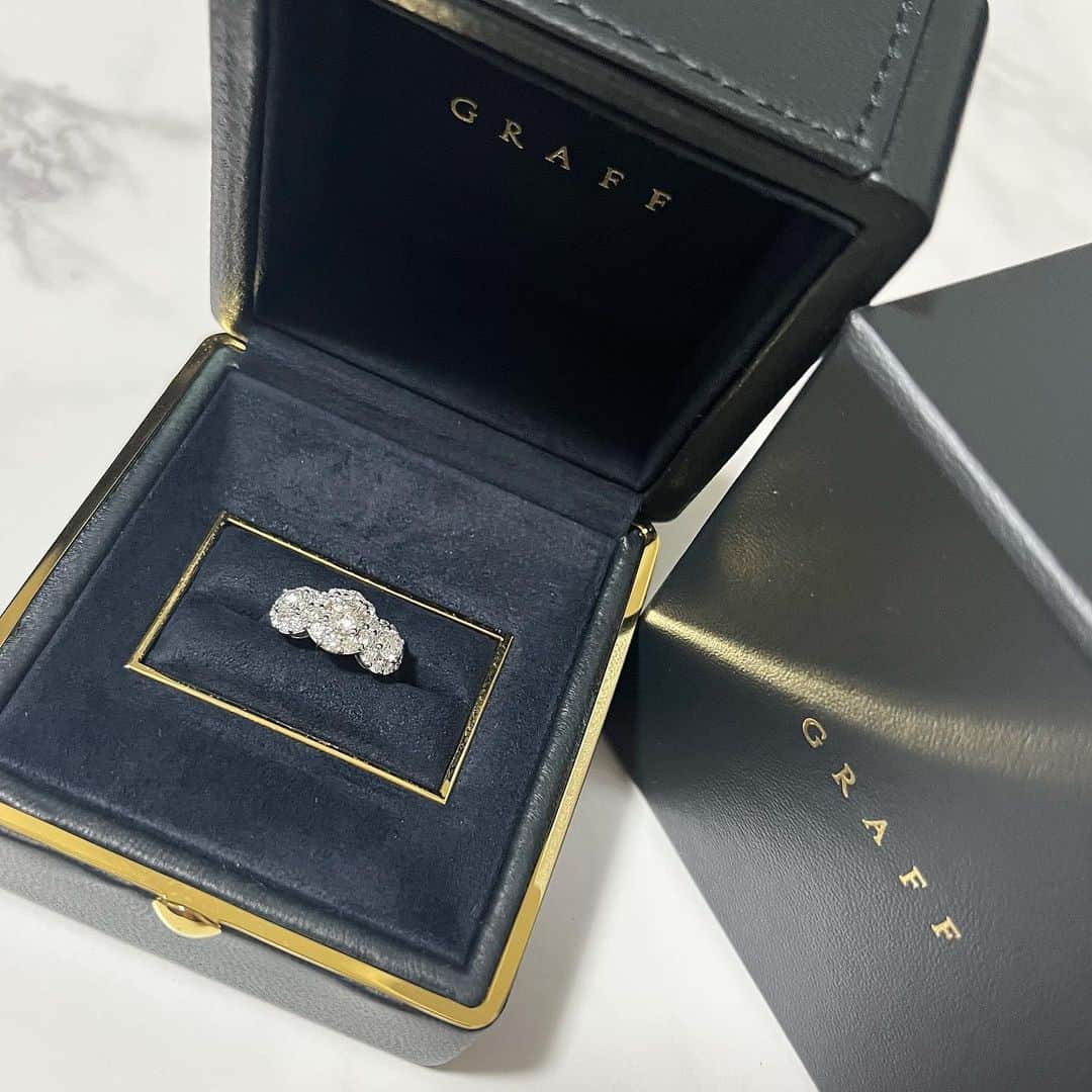 黒宮ちはやのインスタグラム：「デザインに一目惚れして 即購入してもたリング💍 #graff  リングのサイズ調整してて やっと最近届いた🎁💓 手元に来た時期的に自分への クリスマスプレゼントみたいに なっちゃってしんど🎅🏻🎄.*   #黒宮ちはや #小悪魔ageha #モデル #キャバクラ #キャバ嬢 #ホステス #ラウンジ #水商売 #お酒 #歌舞伎町 #新宿 #六本木 #銀座 #北新地 #ミナミ #渋谷 #すすきの #シャンパン #華灯 #ディアレスト」