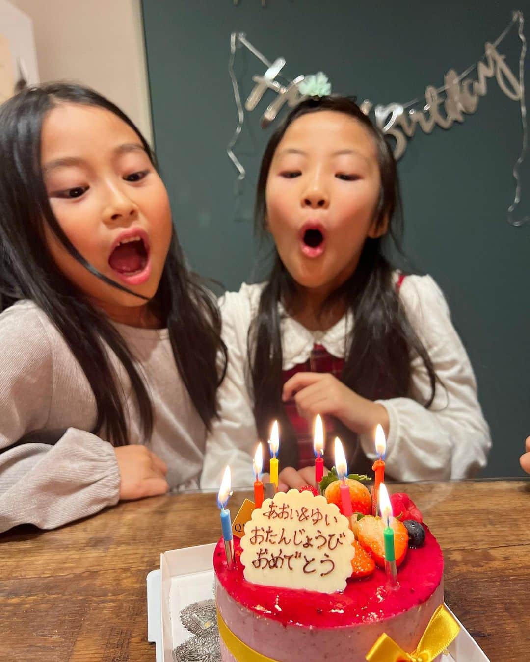 高橋有紀子のインスタグラム：「* 小学校に通い始めて、 それぞれの世界があっても、 やっぱり二人の仲は特別👧🏻🫶🏽👧🏻  7歳も一緒にお祝いできたね🎂  #happybirthday #7yearsold  #お誕生日 #お誕生日おめでとう #12月生まれ #7歳 #幼馴染」