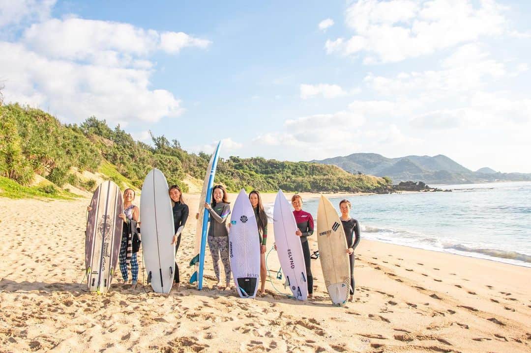 水野亜彩子のインスタグラム：「. Women’s Surf &PilatesTour “Love Surf , Nature , Me”  誰かが波に乗ると「GO!GO!」と声をかけ合ったり ライディングから戻ってくると「今のよかったね〜！」って話したり。 良い刺激をお互いに与えることができ チャレンジしながらみんなが楽しめる波に恵まれた 最高な3日間🌞❤️  そして最終日のサンセットピラティスは 本当に綺麗で・・・😭✨ 心身共に癒されました☺️ 合宿のようにアクティブに動いた3日間❗️笑 ついてきてくれて本当にありがとうございました🙏💕  そんな合宿並みに動いても 夜はガールズトークが止まらない😆🌟 これがまたガールズトリップの最高なところ🥰  日々仕事や家事、何かに追われる生活になってしまうことが多いと思います。 今回の旅で奄美大島の自然の中で 仲間達と思いっきりサーフィンして🏄🏽‍♀️ ピラティスで整えて🧘🏽‍♀️ 自然と触れ合うことで🌿 心身共にリフレッシュし ヘルシーな状態でいることの素晴らしさだったり 楽しさをを少しでも知ってもらえたらと思います☺️  そしてこの経験を日常でも😌💭 深呼吸をしてみたり 公園へ行ったり 海に入ったり お散歩したり💭  自分の出来る範囲で普段の生活でも 心身共にヘルシーな状態を作ってあげれる きっかけになっていたら嬉しいです♥️  ご参加くださった皆様、本当にありがとうございました♡ 来年も行いたいと思ってるので 楽しみにして頂けたら嬉しいです😆❤️  #surfing #nature #pilates #奄美大島 #リトリート #サーフトリップ #ガールズトリップ」