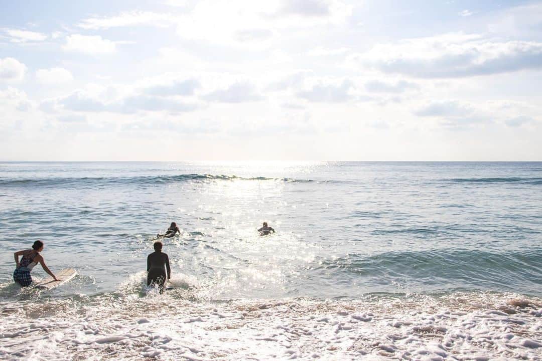 水野亜彩子さんのインスタグラム写真 - (水野亜彩子Instagram)「. Women’s Surf &PilatesTour “Love Surf , Nature , Me”  誰かが波に乗ると「GO!GO!」と声をかけ合ったり ライディングから戻ってくると「今のよかったね〜！」って話したり。 良い刺激をお互いに与えることができ チャレンジしながらみんなが楽しめる波に恵まれた 最高な3日間🌞❤️  そして最終日のサンセットピラティスは 本当に綺麗で・・・😭✨ 心身共に癒されました☺️ 合宿のようにアクティブに動いた3日間❗️笑 ついてきてくれて本当にありがとうございました🙏💕  そんな合宿並みに動いても 夜はガールズトークが止まらない😆🌟 これがまたガールズトリップの最高なところ🥰  日々仕事や家事、何かに追われる生活になってしまうことが多いと思います。 今回の旅で奄美大島の自然の中で 仲間達と思いっきりサーフィンして🏄🏽‍♀️ ピラティスで整えて🧘🏽‍♀️ 自然と触れ合うことで🌿 心身共にリフレッシュし ヘルシーな状態でいることの素晴らしさだったり 楽しさをを少しでも知ってもらえたらと思います☺️  そしてこの経験を日常でも😌💭 深呼吸をしてみたり 公園へ行ったり 海に入ったり お散歩したり💭  自分の出来る範囲で普段の生活でも 心身共にヘルシーな状態を作ってあげれる きっかけになっていたら嬉しいです♥️  ご参加くださった皆様、本当にありがとうございました♡ 来年も行いたいと思ってるので 楽しみにして頂けたら嬉しいです😆❤️  #surfing #nature #pilates #奄美大島 #リトリート #サーフトリップ #ガールズトリップ」12月26日 19時48分 - asakomizuno