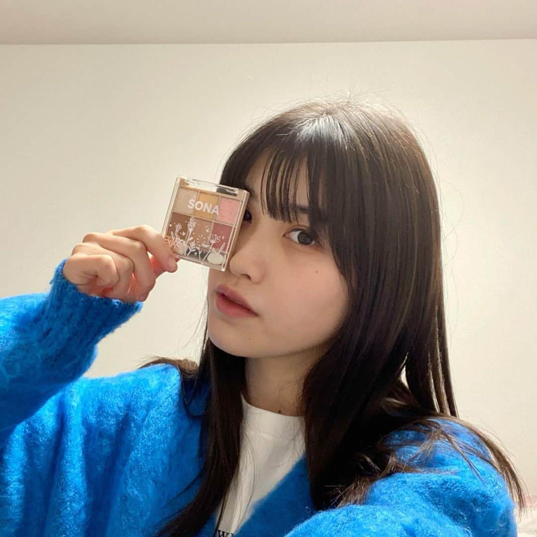 田中南のインスタグラム：「nicola2月号の付録 _SONAチップつき6色メイクパレット_    パレットにはSONAオリジナルの線画イラストがプリントされていて、アイシャドウ5色、リップ＆チーク1色の捨て色なし6色パレット〜チップも付いていて塗りやすいの！   12/28日発売なので是非getしてね〜    #nicola  #ニコラ  #ニコモ  #sona  #ソナ  #コスメパレット  #メイクパレット  #jk  #田中南」