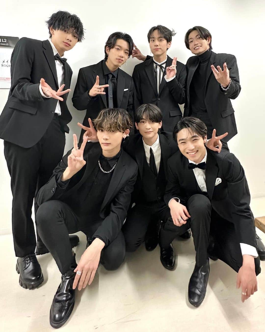 のインスタグラム：「#君の花になる "Thank You 8LOOMY"FAN MEETING 明日いよいよ最終日です！！  8LOOMYの皆さん、配信もありますのでぜひご覧ください😊 paravi.jp/watch/104951  ラストもみんなで楽しみましょう〜 ❤️💗💙🤍🧡💜💛  #高橋文哉 #宮世琉弥 #綱啓永 #八村倫太郎 #森愁斗 #NOA #山下幸輝 #ブルーム」