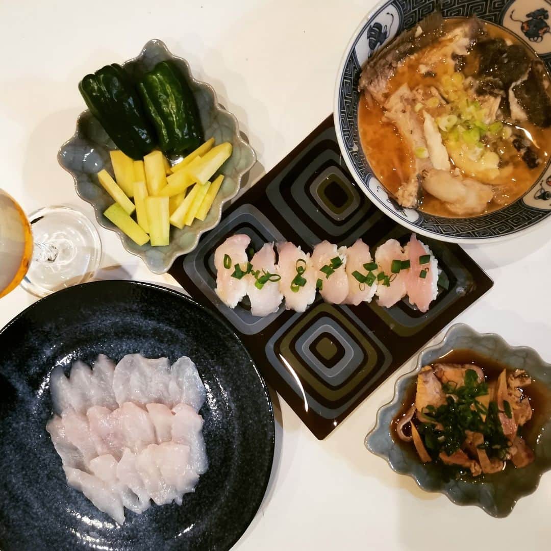 motsuのインスタグラム：「「マトウダイ」 こないだ撮って忘れてたヤツだけど、マトウダイという珍しい魚が手に入ったので捌いて色々作ってみた。  「刺身＆寿司」 一匹捌くときはどのくらいを生で食べるかを決めるのが重要だけど、マトウダイを捌くのは初めてだったので半分を生にした。 だけど、生だとクセのない味が素直すぎて若干期待外れだったかも。 次の日に残りを塩焼きとムニエルにしたんだけどそっちは抜群に美味かった(^^)  珍しい上に凄く新鮮だったので胃と肝臓も湯通ししてゴマ油＆ポン酢で頂いた。 こちらはGreat！  アラ汁も安定の旨さ。  岐阜のじーちゃん野菜の中にちっちゃい大根があったので柵切りで食べたら、え？人参？っていうオモロい味だった。 人参味の大根ｳﾏｰ(^^)  #マトウダイ   コメントに質問があったけど、僕用のお皿の半分くらいはニトリ。 軽くていいよね(^^)」