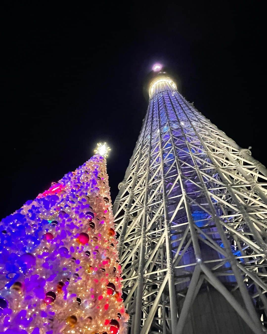 のインスタグラム：「昨日はクリスマス🎄 街がイルミネーションでとても綺麗でした✨  スカイツリーの前歩いてたらツリーがあって写真撮ってみた🤳🎄  26日の今日は私のお爺ちゃんの誕生日🎂 今は入院生活してるから会えないのだけど、お電話で「おめでとう」って伝えたよ☺️ 早く良くなって退院したら一緒にご飯食べたいな  今年もあと少し！ 1日1日大切に過ごそう〜😌  #イルミネーション #スカイツリー」