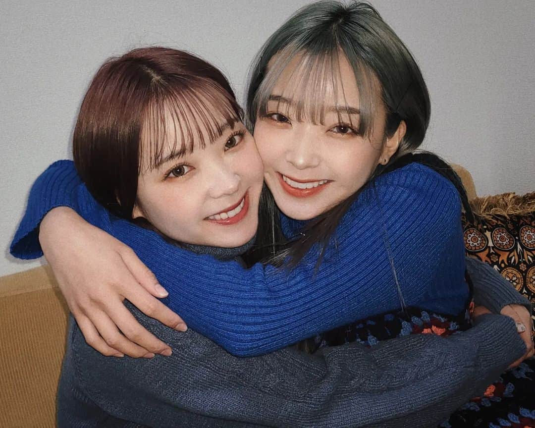 mam（まむ）のインスタグラム：「みむたんいつもありがとう〜😭👍 今年も一緒に沢山頑張ったね🥰  まだまだ自分たちの可愛いとか綺麗を更新してきたいなーって思ってより一層頑張ってるよね❣ いつまでもありのままのみむたんでいてね💞  #HBDみむまむ#みむたん大好きらぶとか言うてますけど #mybeautyspiral #美しい生活を贈ろう#ReFa」