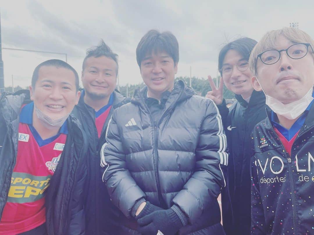 石山大輔のインスタグラム：「遅ればせながら、やべっちカップでした！、  年に一度のドリームマッチに今年もお呼び頂きましてありがたいことです！！  日頃、子供達の指導もしてる身としては、こういう少年たちに夢を与えれるイベントはもっと増えて良いのかなと思っております。　  そして、レジェンド選手たちのサッカー以外の人間性の素晴らしさたるやないです。  名波さんとどうしても写真が撮りたいと言い始めるきょん！ そのお話しが少し聞こえてしまったのか、「おう、写真撮ろうか！？」と自ら寄ってきてくれました！  気がついたら独りぼっちになってしまう空気階段かたまり。  こういうやつ居ったわ〜。。　サッカー上手いけどあんまコミュニケーション取るタイプじゃないやつ！（笑）　小さい頃からキャプテンをしていた僕としては見逃せないのであります。 そして、ピーチさんは今年も中村俊輔？として大活躍でした！！  同じチームにはこれからの日本を背負う#若月大和　選手。  乾選手を彷彿とさせる柔らかいタッチと潜り込むドリブルは圧巻でした！！ そして、#斉藤学選手 のドリブルもやっぱり凄い。  プロの選手が『学の得意なコースだ。』と呟いたり、『いけ、学1人でいけ』と絶大な信頼のあるドリブルは素晴らしかった。  そして、#fc今治 で何度も応援に行かせて頂いた駒野選手。  まだ観てない方は、引退セレモニーでの息子さんのお父さんに宛てた手紙を是非ご覧ください。　本当に僕からも日本のためにありがとうございました！！　新天地は広島だそうで、またどこかで会えたらと思います。 そして、山瀬選手は相変わらずテクニックがあってまだまだ現役で凄いの一言。  僕がブラジルに行った時のサッカーコーチが『山瀬を教えたことあるよ！』というひょんな所から繋がらせてもらって、こうして#やべっちカップ で毎年会ってご挨拶させて貰うので何かしらの縁を感じます。  言い出してみたらキリがないくらいの経験をありがとうございます。　アジアの壁、井原さんと対峙する人生になるとも思わなかったですし、今野さんの守備の上手さ、ボールの寄せの速さも間近で見えたし、自分が芸人にならなければ出来ない経験でした！　芸人チームももっと練習せんとな。  あと、winnersと対戦できたことも嬉しかった！　一緒に芸人と練習とかもしてみたいな（笑） 会社に頼んでみよっかな♪  #やべっちカップ #斉藤学　どう止めたらええか分からん過ぎ #若月大和 少年みたいやのに試合の時大人すぎ #山瀬功治 足元うますぎ #名波さんカリスマ性ありすぎ #井原さん若過ぎ #今野さんほんわか過ぎ #駒野さん息子の手紙が凄過ぎて自分の引退が霞んだこと気にしてた #winners 良い奴過ぎ #芸人太り過ぎボケ過ぎ」