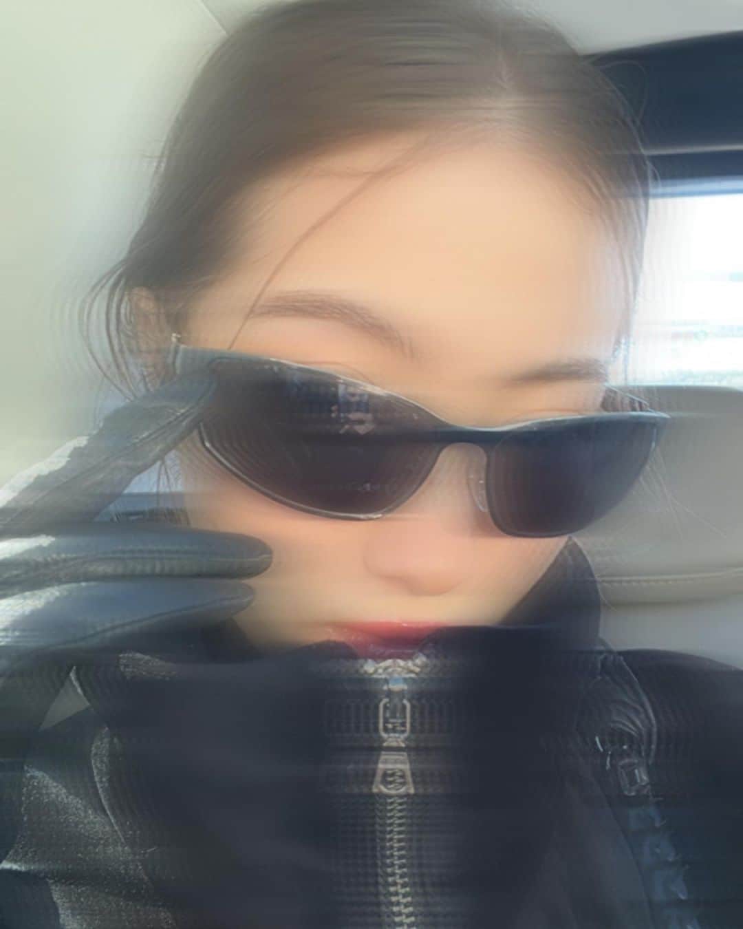 シュナイダー飛夢さんのインスタグラム写真 - (シュナイダー飛夢Instagram)「Let me just show off my new sunglasses and gloves 👽」12月26日 20時25分 - himeschndr