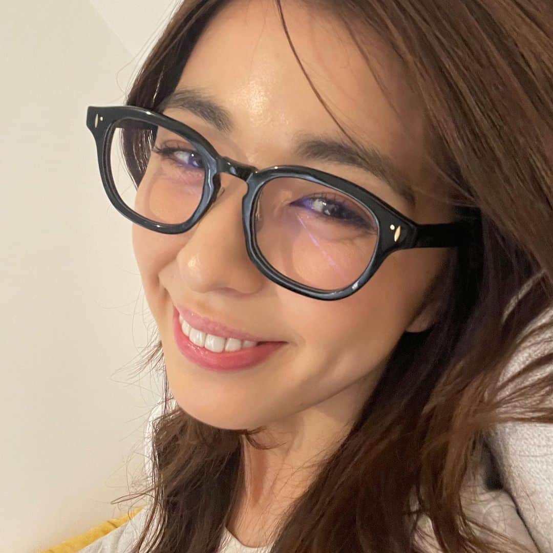 柳ゆり菜のインスタグラム：「クリスマスが終わって、 一気に年末ムードですね。 いかがお過ごしですか？  お気に入りのメガネと、 私が撮った最近の お気に入りの写真達を。  勉強やら、 趣味の映画&ドラマ鑑賞やら、 絵を描いたり等で、 眼を酷使するので ここ数年、メガネは必須です。 黒縁の太いメガネがドンピシャで 新しく買い替えました。  森にでも行って緑を眺める生活をしたら目が良くなるかなぁ、と最近少しだけ悩んでいます。  よい年末を！！  #2022」