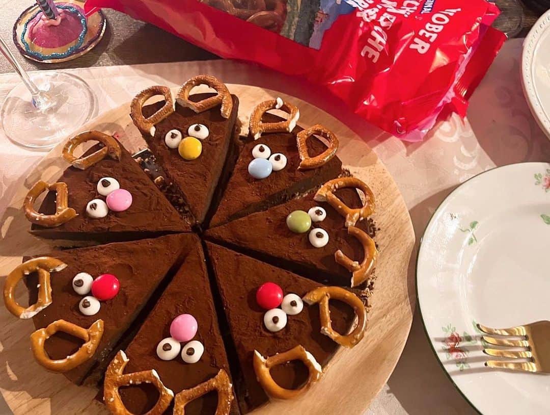 吉高寧々のインスタグラム：「クリスマスに作った トナカイの生チョコタルト🦌♥️🎄   #お菓子作り #cooking  #手作りケーキ  #クリスマスケーキ  #吉高寧々」
