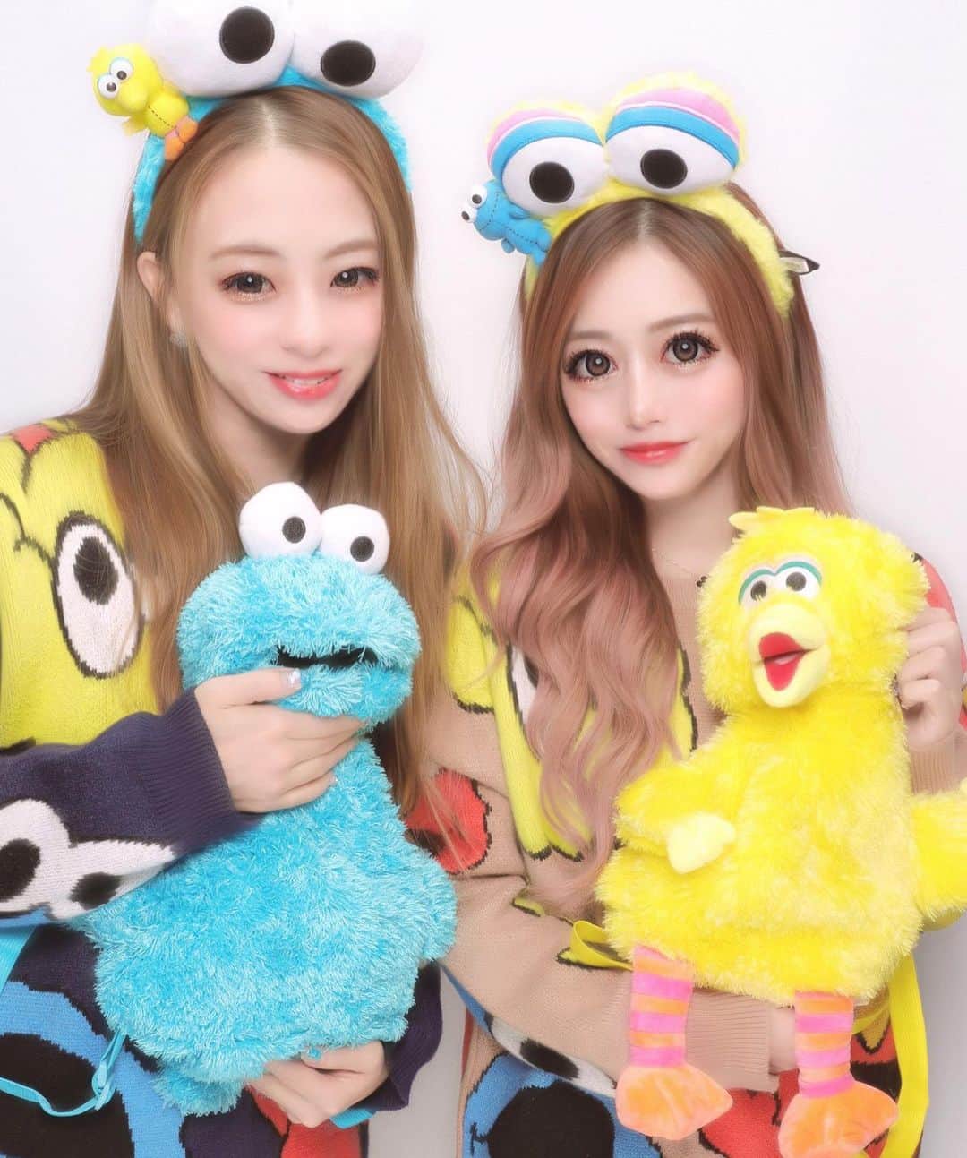 のインスタグラム：「🍪🌈🐥  好きな色同士💙💛  #セサミストリート  #ユニバ #usj #ユニバコーデ」