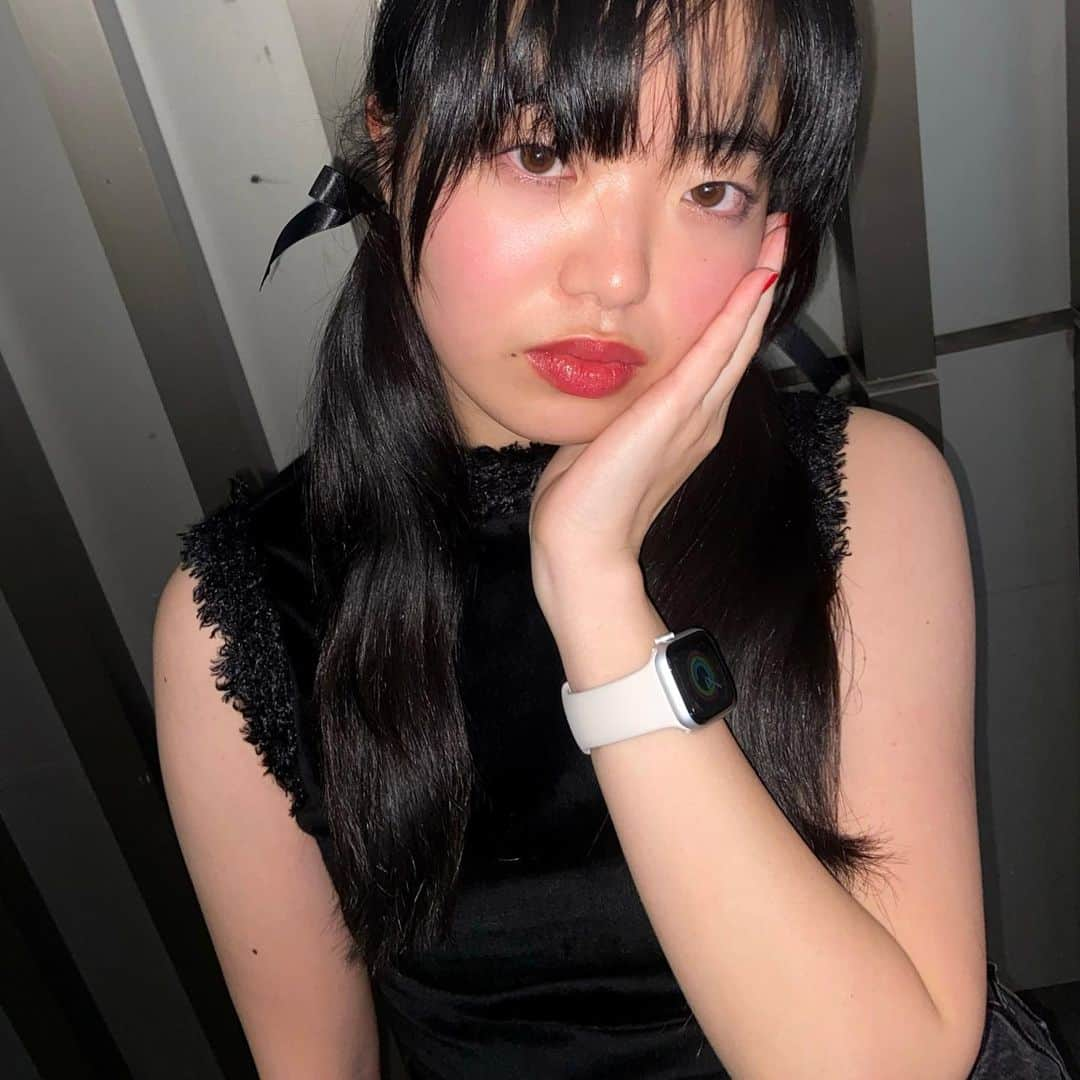 AKIKOのインスタグラム：「Episode 1 | December Dump ᐠ(  ᐢ ᵕ ᐢ )ᐟ  1. Me and my uncontrollable bangs 2. Me presenting my dating wrapped 2022  3. G-EAZY!!!!! 4. Green stuff, pickles, tomato, mozzarella, chicken  5. It’s not cold this winter is it? 6. Koi fish in the wild 7. World Cup  8. Many Sagittarius bdays this month 9. Cake I decorated」