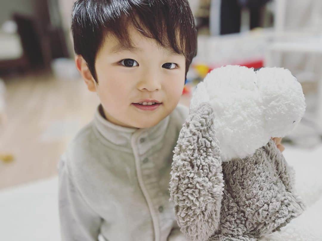 214krnのインスタグラム：「12月中旬から、 はくちゃんの骨折からの 風邪と胃腸風邪を交互にもらってきて、 結局クリスマスは自分がダウン。  この季節の保育園の園内感染がこわすぎる。  やっとみんな元気になってきたけど、 免疫力高めていかないとやばいな。  この短期間で小児科にお世話になりすぎやな。  #かわいすぎる #赤ちゃん #三兄弟 #2歳差育児  #男の子ママ  #baby  #ママと繋がりたい  #新生児  #ベビフル  #ベビスタグラム  #生後1ヶ月  #2歳 #4歳 #子育て #子育てあるある  #子育てママ #ポートレート #ママカメラ  #ママカメラマンと繋がりたい  #ママリ」
