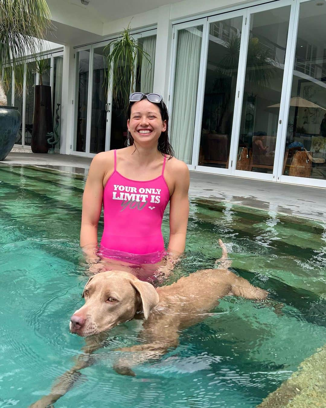 シボーン・バーナデット・ホーヒーのインスタグラム：「Why swim when you can doggy paddle 🐾」