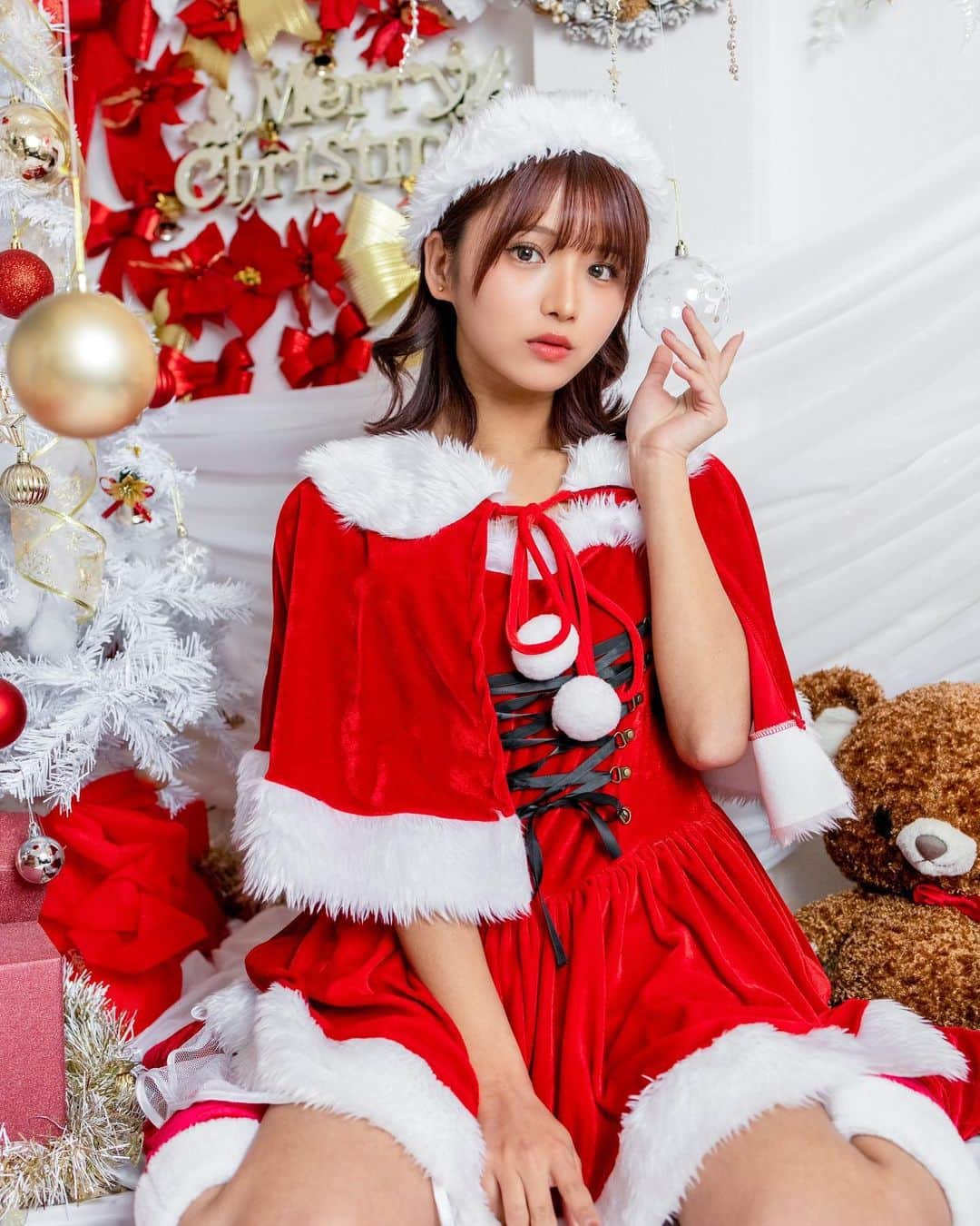 山本ゆうかのインスタグラム：「サンタコス🎅🏻☃️🎉  クリスマスは両日撮影だったんだけど、1件はサンタコスプレさせてもらいました🌟  実はサンタコスを撮影でやったの1回くらいしかなくて、めっちゃレア😂 クリスマスらしいスタジオで🎄可愛かった☃️  #サンタコス #christmasparty #Christmas #コスプレ #コスプレ女子」